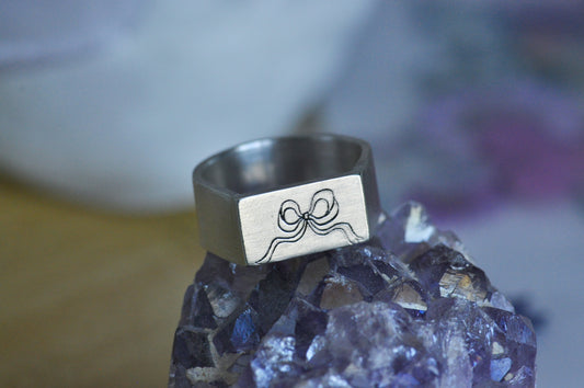Bow Signet Ring Size 5.5-6