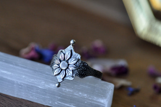 Star Dust Daisy Ring Size 7.5