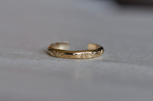 Gold Toe Ring Flower